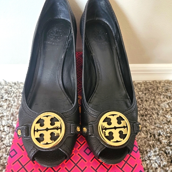 Tory Burch Leticia 65MM Peep Toe Wedge Black Tumbled Leather Size 9 - Picture 3 of 9